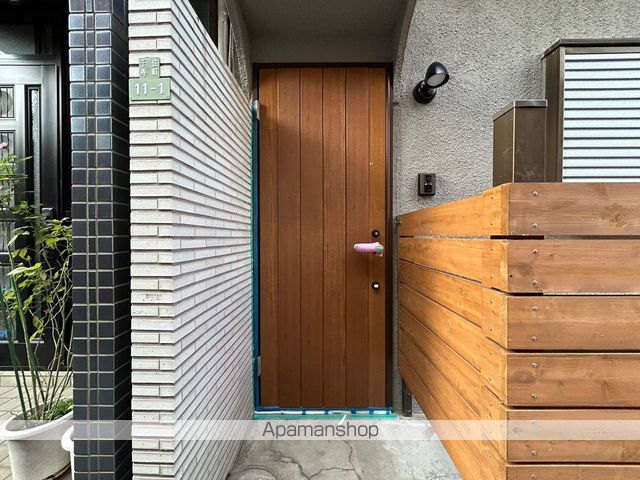 東京地下鉄千代田線 北千住駅 徒歩9分 2階建 築54年の玄関写真