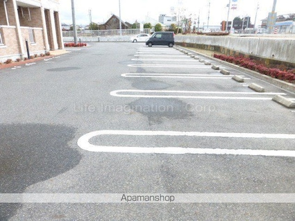 カーサ・フェリーチェスⅠ[2LDK/58.86m2]の駐車場2