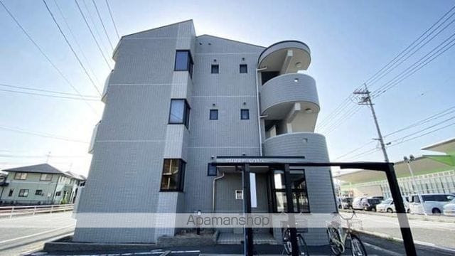 スリーサンズの外観写真