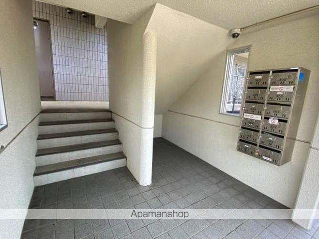 リバティ東観音の玄関写真