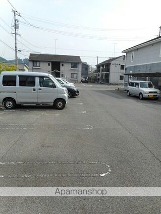 ベルシティＳａｔｏ　Ｂ[1R/33.15m2]の駐車場2