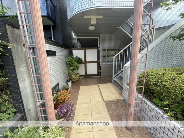 三功マンションの玄関写真