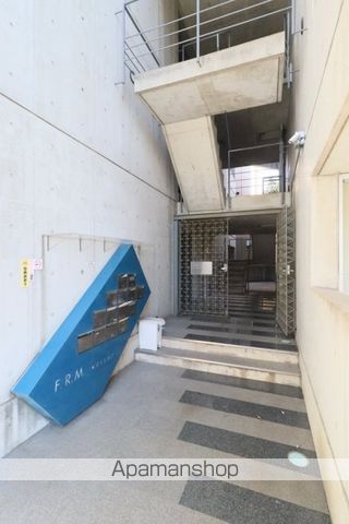 FRMビルディングの玄関写真
