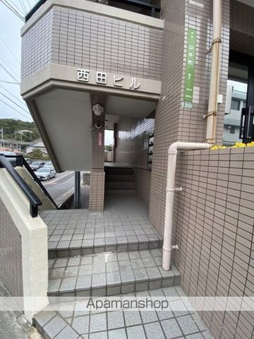 西田ビルの玄関写真