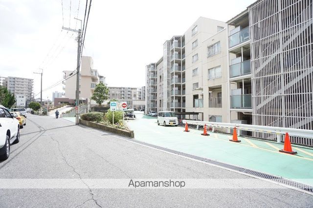 コープ野村高槻の玄関写真