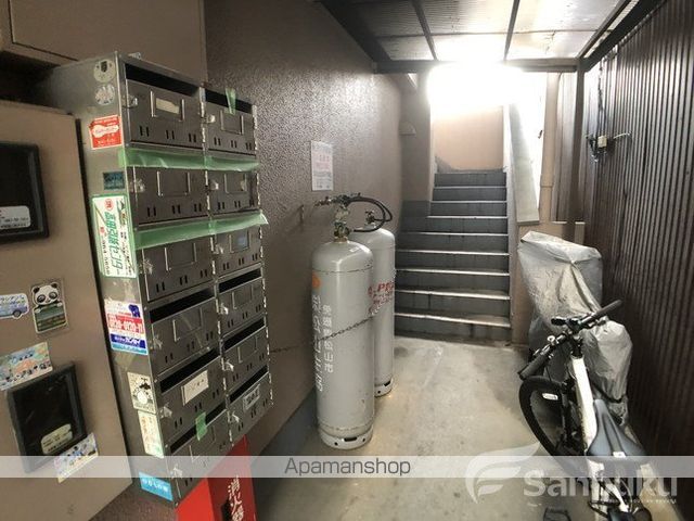 八束ビルの玄関写真