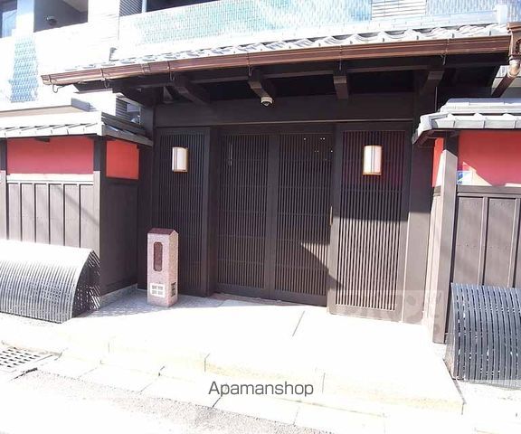 パレ朱雀門の玄関写真