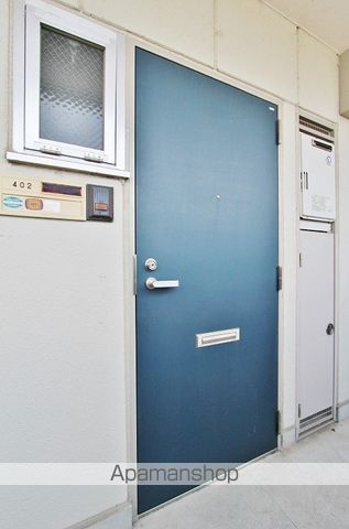 眉ビルの玄関写真