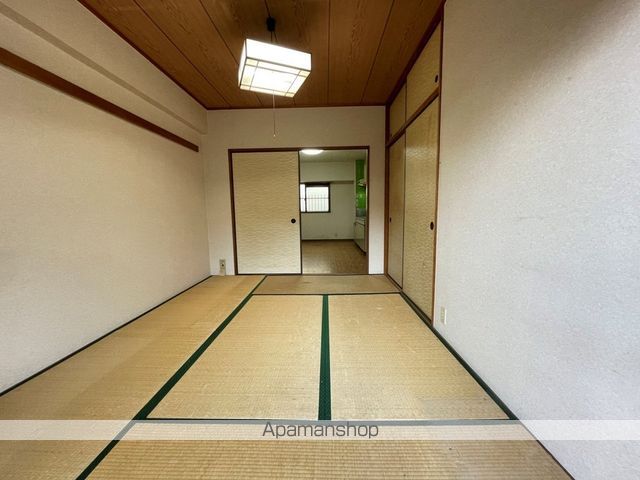 ルネ・アルマーニの内装写真