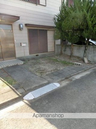 和歌山県和歌山市秋月[4DK/71.21m2]の駐車場1