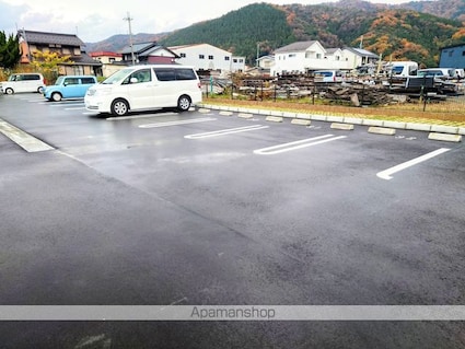 ルナクレシェンテ　Ⅱ[2LDK/62.09m2]の駐車場2