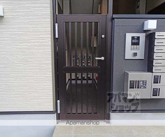 フォワード伏見稲荷の玄関写真