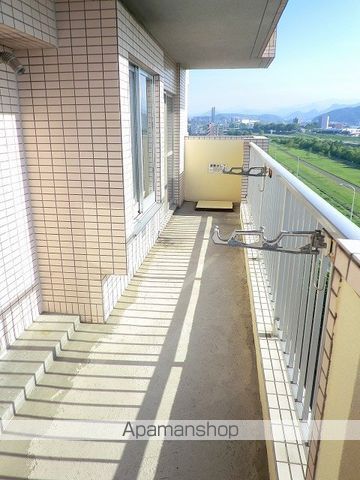 エメラルドグリーン中の島の内装写真