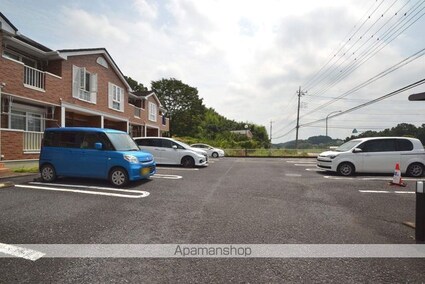 ヴィラアイシス[2LDK/57.02m2]の駐車場2