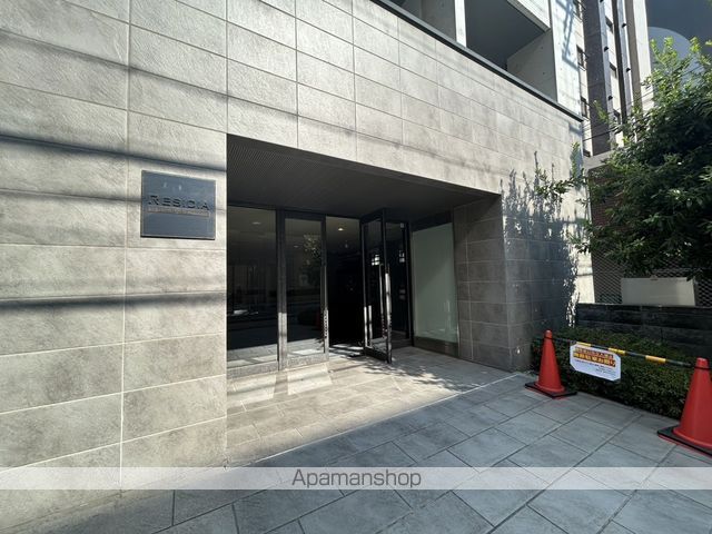 レジディア江坂の玄関写真