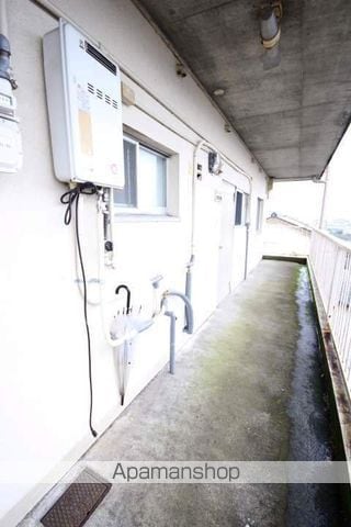 都城市 3階建 築52年の玄関写真