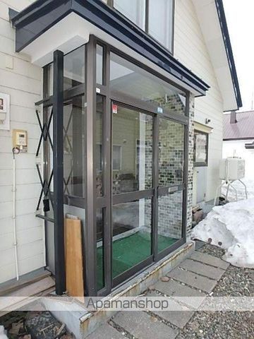 ＪＲ函館本線 滝川駅 バス乗車時間：15分 最寄りバス停で下車 徒歩5分 2階建 築54年の玄関写真