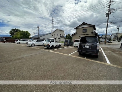 ハートフルリアン[2LDK/60m2]の駐車場