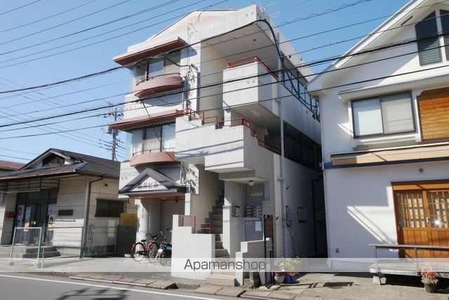 新井マンションの外観写真