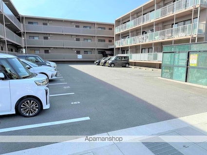 ロイヤル伊勢[2DK/51.12m2]の駐車場1