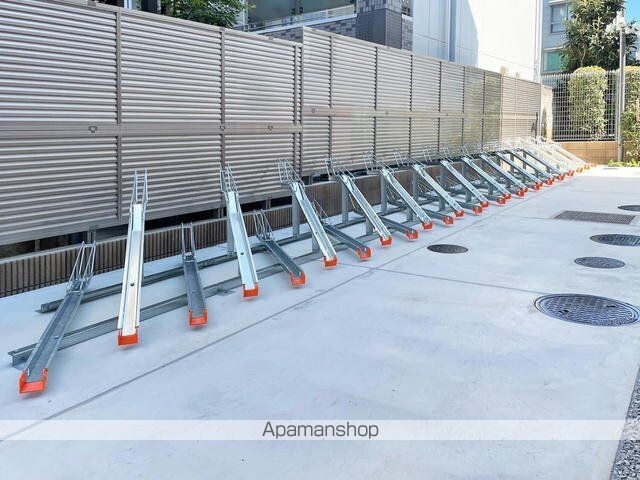 アーバンキューブ三鷹[1R/26.26m2]の駐車場