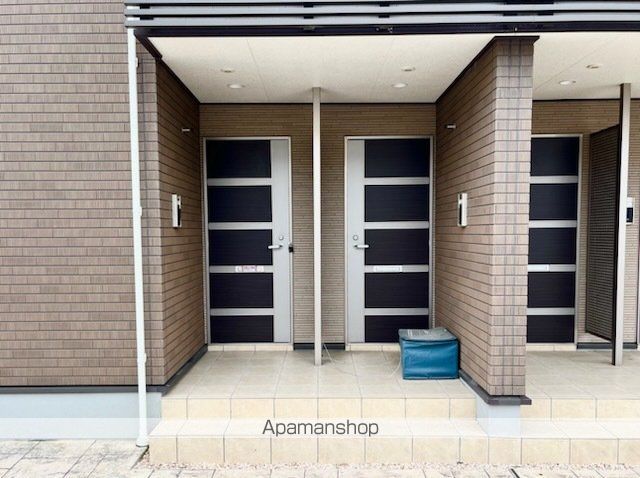 アースフィールド ハチマンの玄関写真