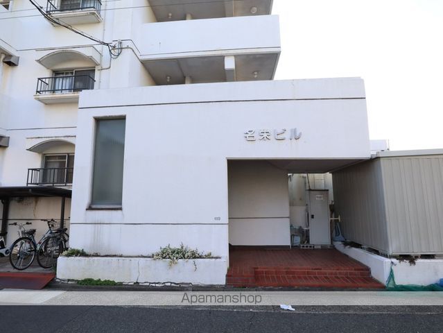 名栄ビルの玄関写真