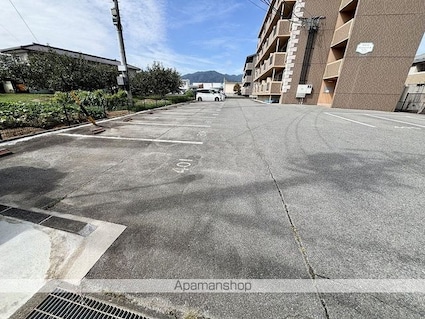 マンション仁木[1R/25m2]の駐車場