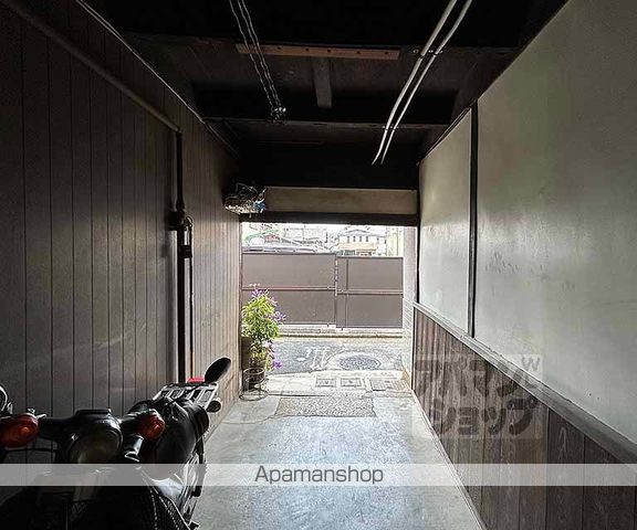 京都市烏丸線 丸太町駅 徒歩15分 2階建 築77年の玄関写真