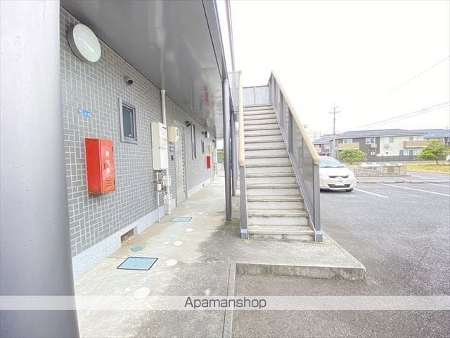 米子市 2階建 築24年の玄関写真