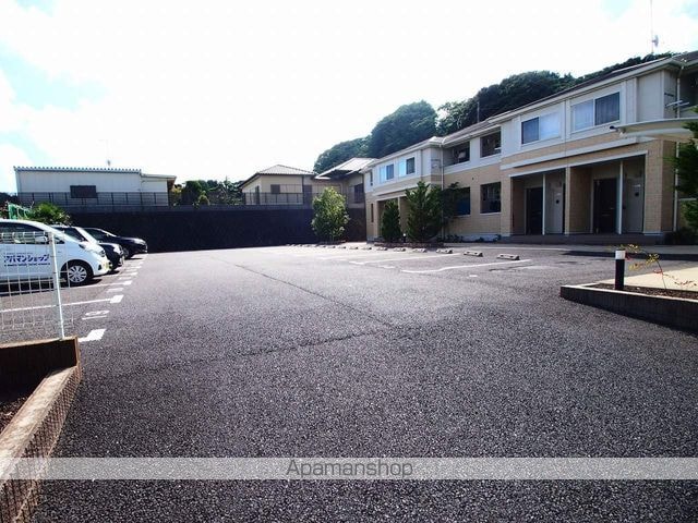 シンフォニーヒルズ[2LDK/56.53m2]の駐車場2