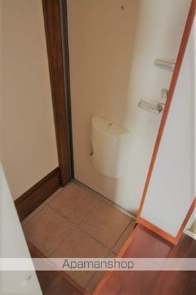 Ａｐａｒｔｍｅｎｔ　三鷹の森[1R/16.7m2]の玄関