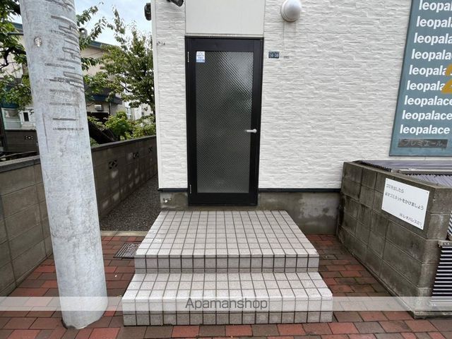 レオパレスプレミエールの玄関写真