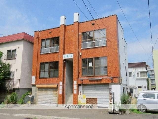 21条ビルの外観写真
