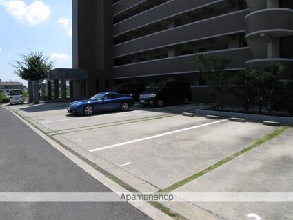 メゾンドール[4LDK/82.2m2]の駐車場