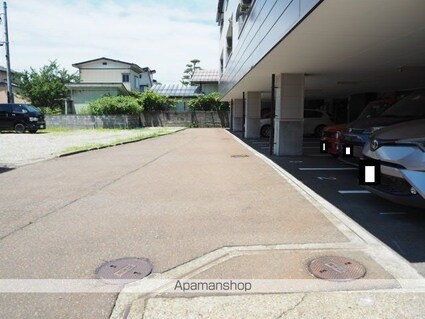 エムズ西城[1K/27m2]の駐車場1