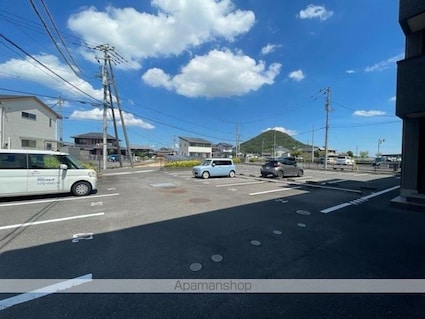 フィネス三渓[2LDK/59.85m2]の駐車場