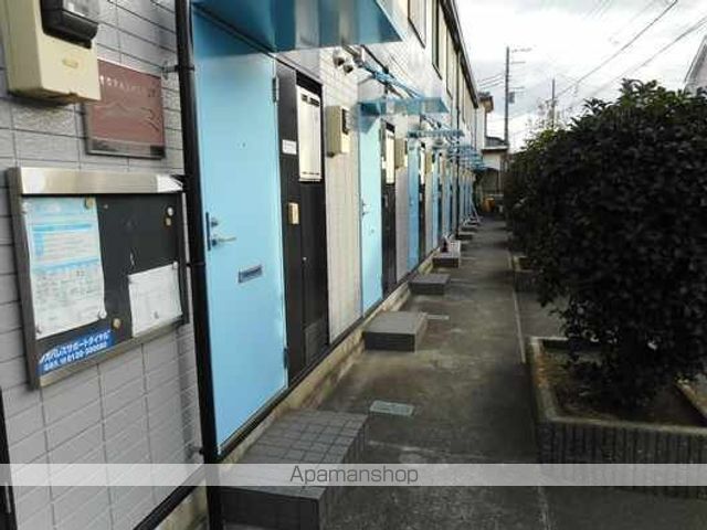 レオパレスアゼリアの玄関写真