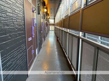 レオパレスＱＵＡＴＲＥ[1K/19.87m2]のエントランス