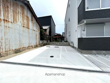 ロジェ泉佐野[1LDK/30.63m2]の駐車場
