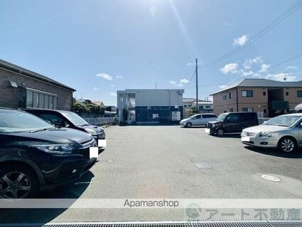 レオパレスプレミール[1K/22.35m2]の駐車場2