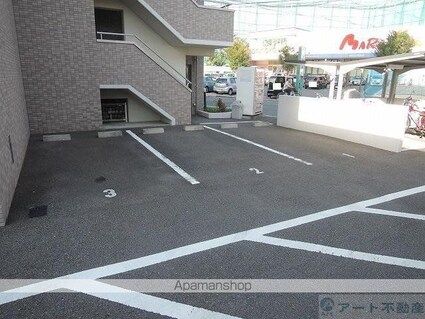 ロイヤルビラ南小坂[1K/29.2m2]の駐車場