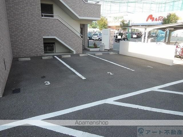 ロイヤルビラ南小坂[1K/29.2m2]の駐車場