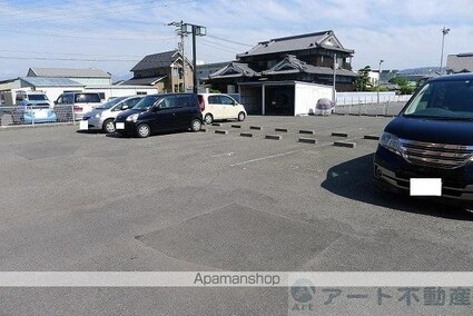 ロイヤルメゾン[2LDK/64.87m2]の駐車場2