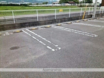 ウエスト・ヴィオラ・カーサⅡ[1LDK/45.72m2]の駐車場