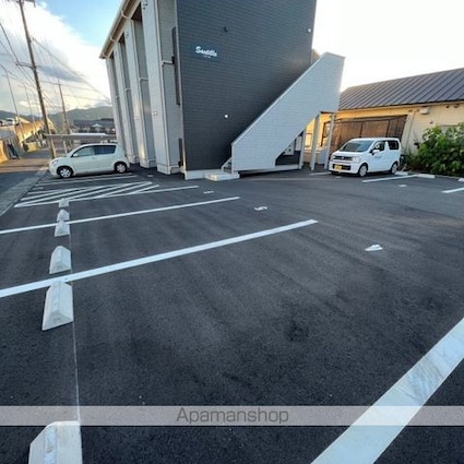 Ｓａｕｔｉｌｌｅ（ソティエ）[1K/29m2]の駐車場