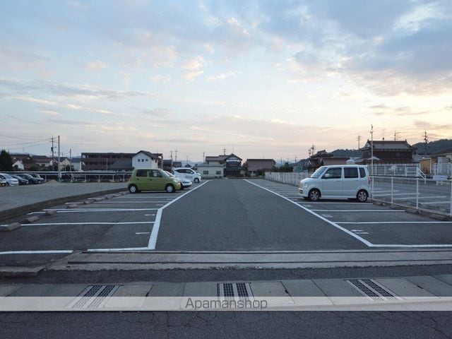 広島県東広島市西条中央４丁目[1R/23.4m2]の駐車場1