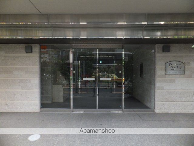 プレール・ドゥーク西新宿五丁目の玄関写真