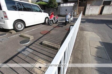 フォレスト三条[1K/19.87m2]の駐車場