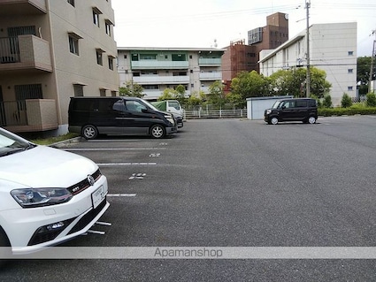 ベルヴィ栗東[2LDK/53m2]の駐車場1